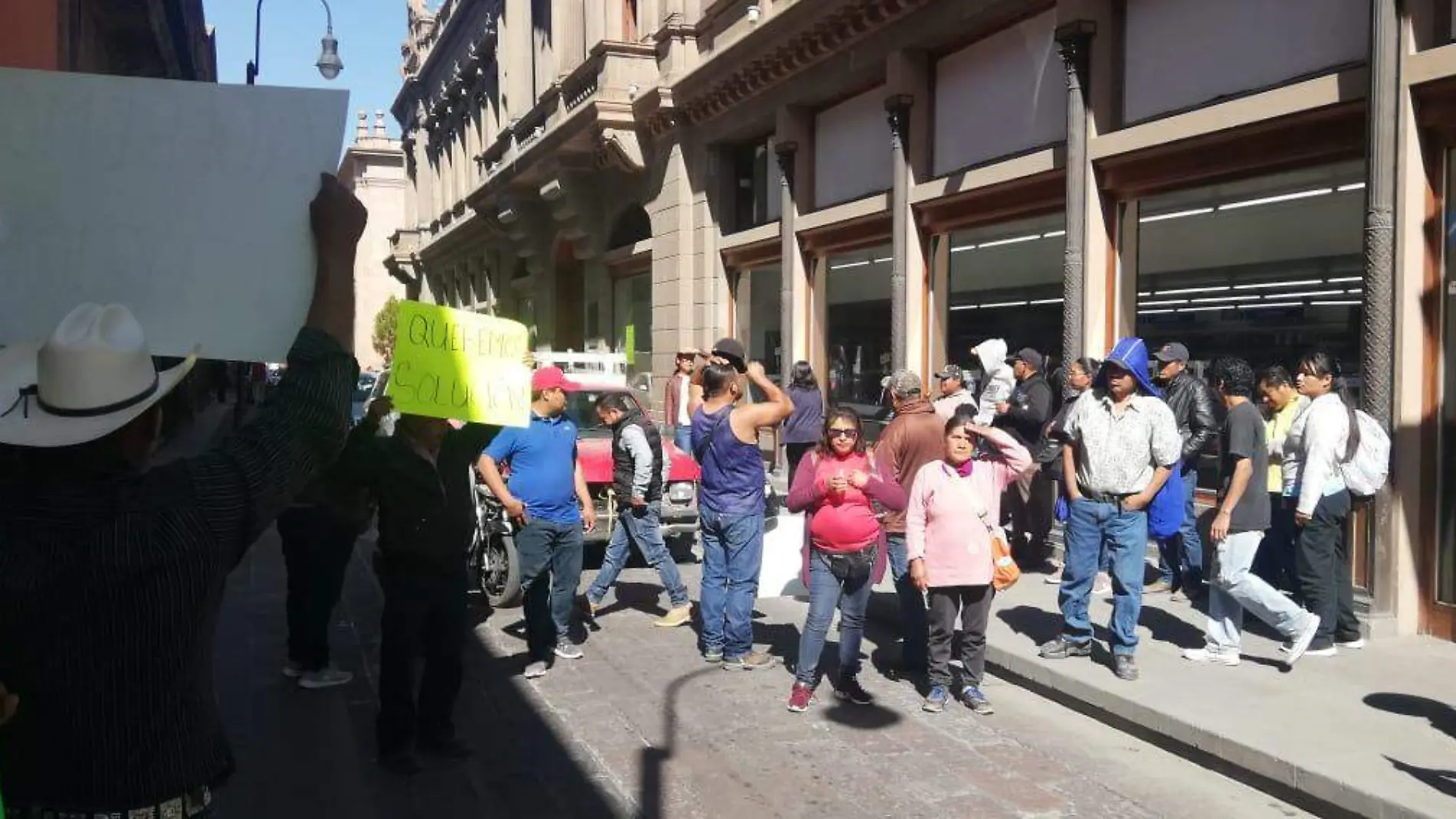 Habitantes de Mexquitic cierran calles del Centro  3